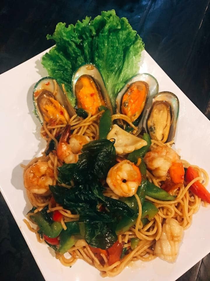 Thai seafood noodles with prawns and mussels