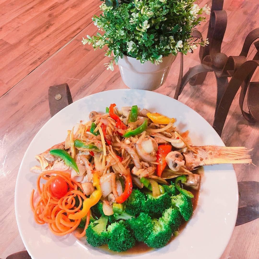 Thai stir-fried seafood with vegetables